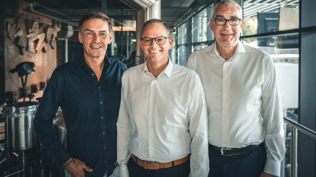 Brauerei Maisel holt neuen Vertriebschef von Rothaus - v.l.: Brauereiinhaber Jeff Maisel mit Kristof Schimmele, der neuer Geschäftsführer Vertrieb wird, und dessen Vorgänger Hermann-Josef Boerger - Quellle: Maisel & Friends